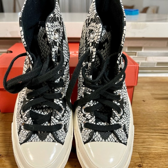 Converse shoes new with box size 5 - Picture 2 of 4